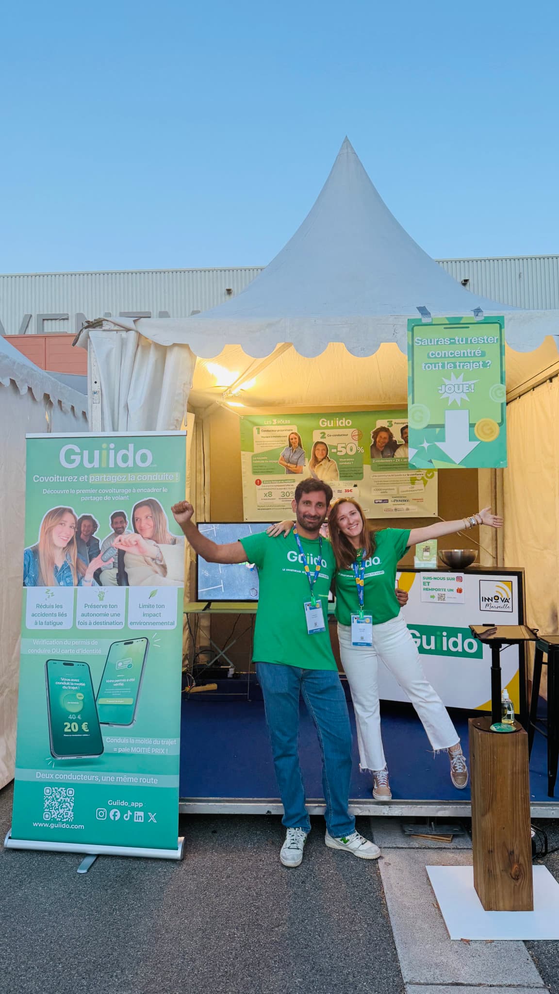 Alice et Enrico, cofondateurs de Guiido, devant le stand Guiido au Village Innova