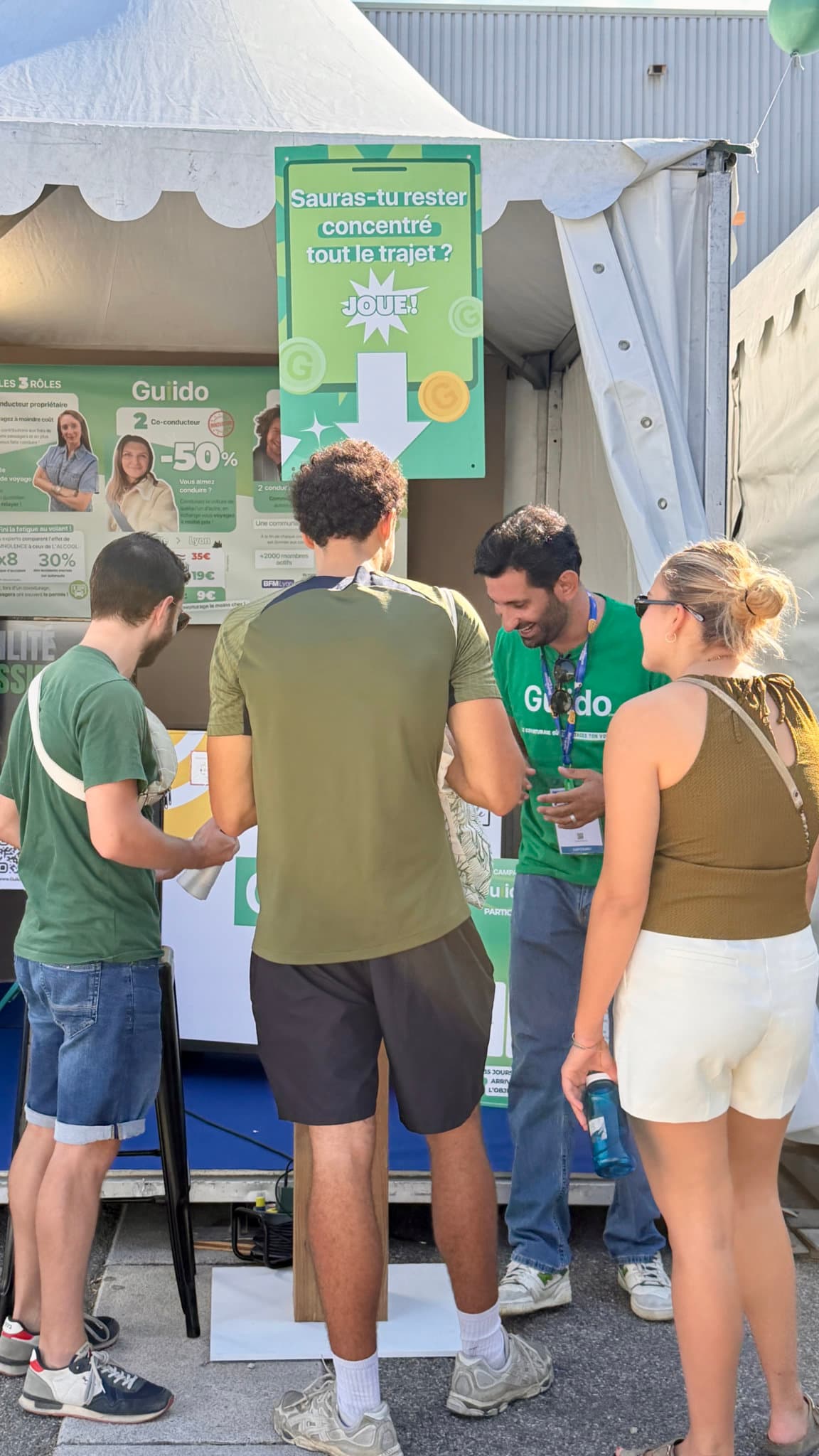 Enrico échange avec des visiteurs sur le stand Guiido