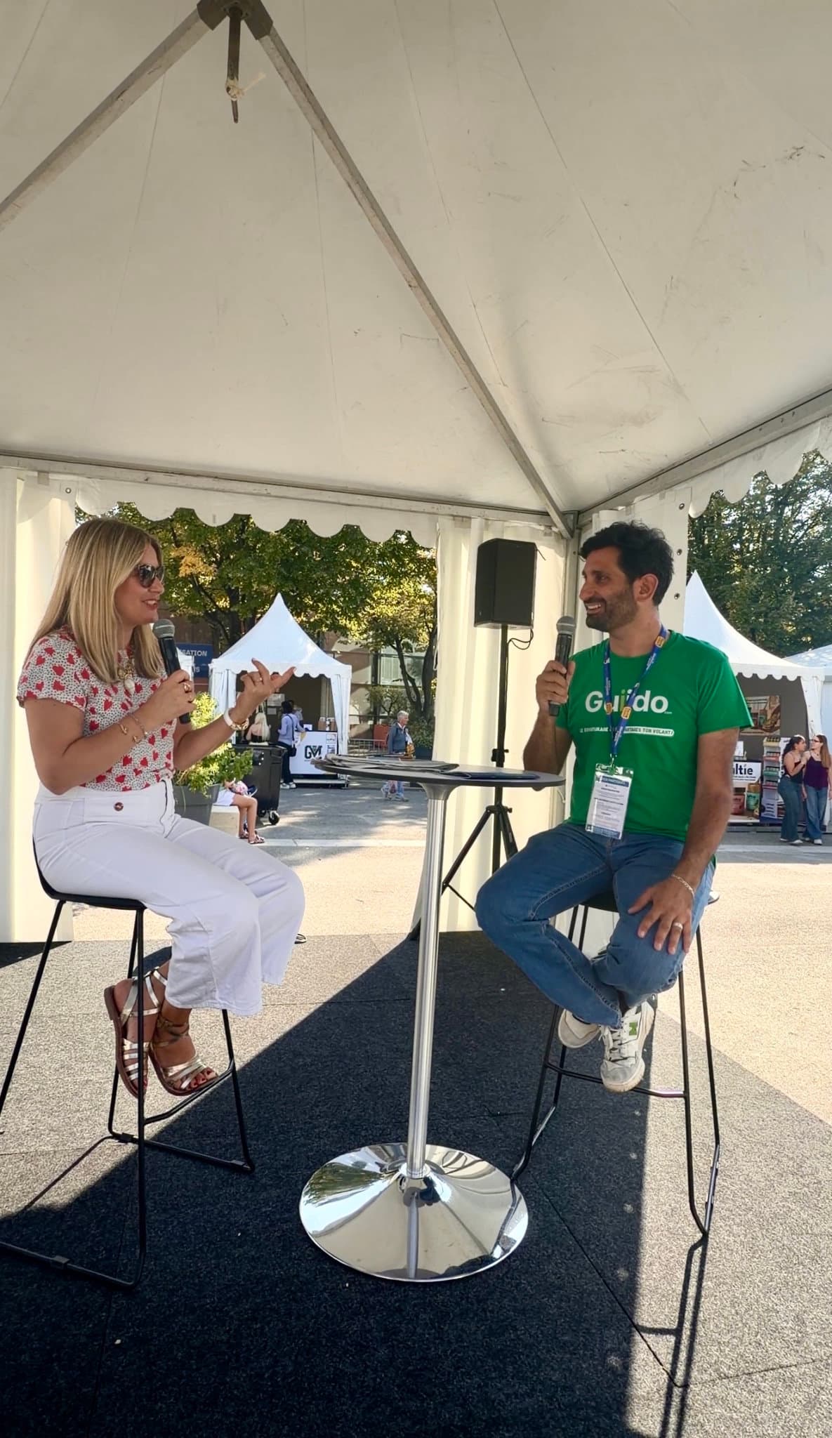 Enrico, cofondateur de Guiido, interviewé sur la scène du Village Innova