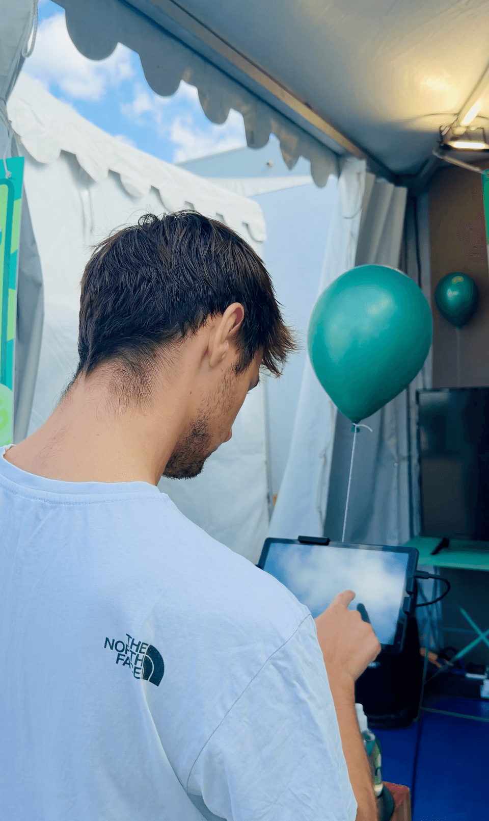 Un visiteur joue au « Parcours » sur la tablette du stand Guiido