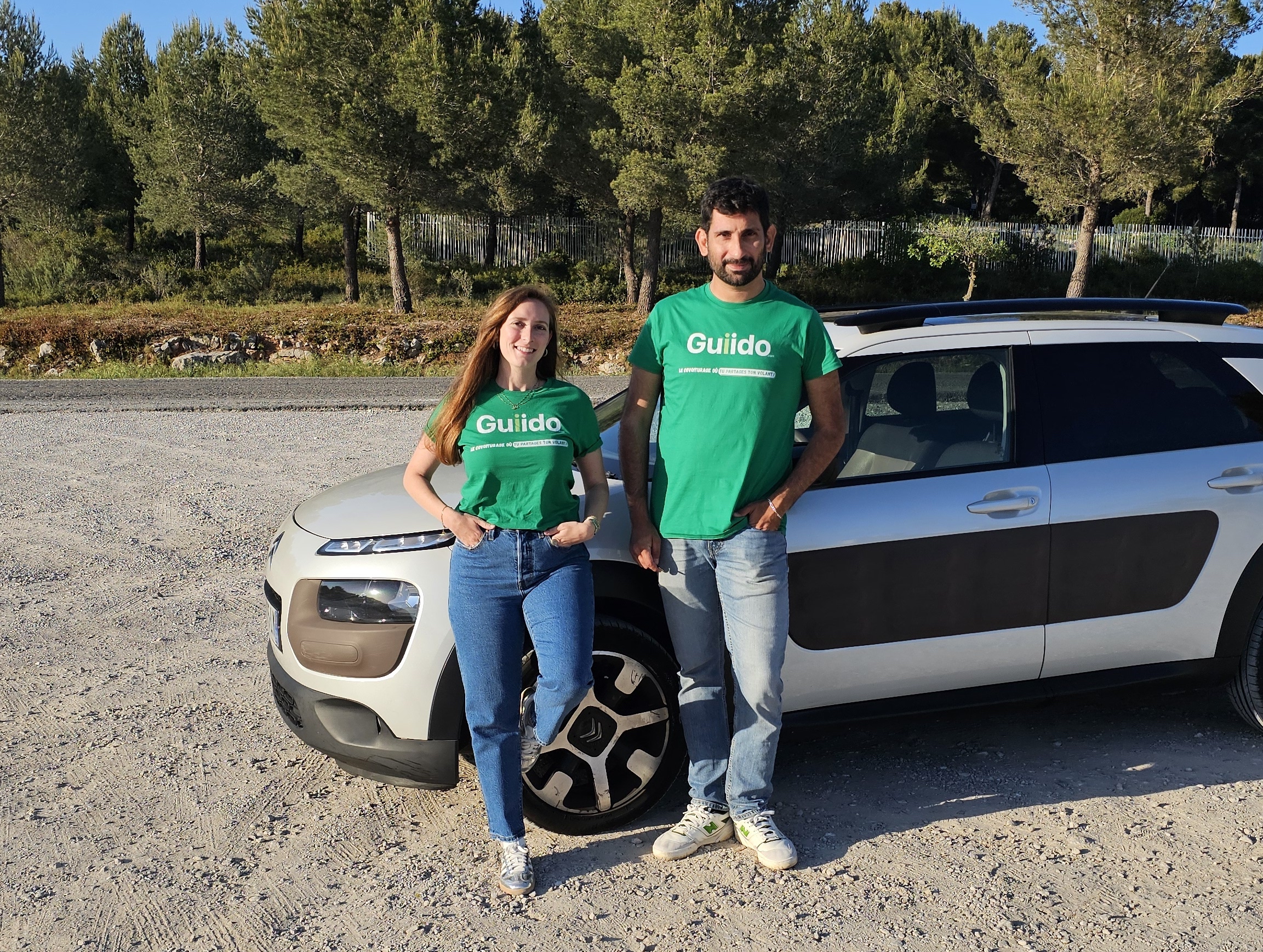 Enrico et Alice, cofondateurs de Guiido, devant leur voiture